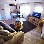 Le Cocoon Lô - Privé équipé - Haras - Parking Gratuit - Entrée Autonome - Wifi - Netflix - Baignoire - Lave-linge - Lit Queen Size 160cm&canapé-lit 140cm - Jusqu'à 4 Personnes